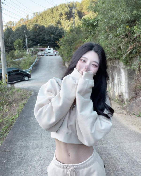 앞 뒤 트임 한 여자!